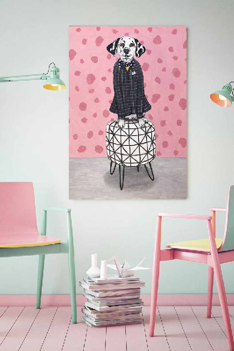 Dálmata sentado en un puf 2